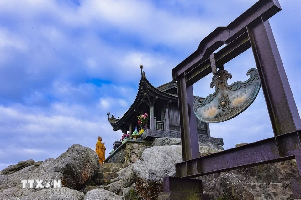 Chùa Đồng nằm trên đỉnh cao nhất của núi Yên Tử, được đúc từ chất liệu đồng. Mặt bằng kiến trúc của chùa dạng chữ Nhất, kết cấu vững chắc, được đặt trên sập đồng, dạng chân quỳ, dạ cá. Chùa quay hướng Tây Nam, diện tích khoảng 20m2, chiều cao từ mặt nền đến mái là 3,35m.