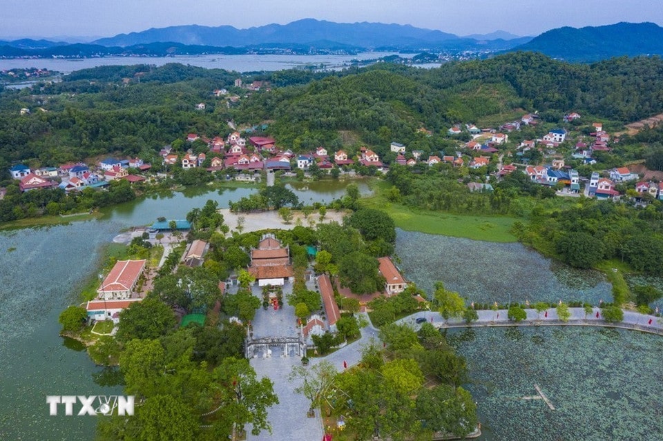 Đền Kiếp Bạc nằm giữa thung lũng ba mặt được bao bọc bởi dãy núi Rồng, mặt còn lại hướng ra sông Lục Đầu. Đền có tổng diện tích khoảng 13.500m², với kiến trúc cổ kính, nổi bật là nghi môn gồm ba cửa lớn, uy nghi. 