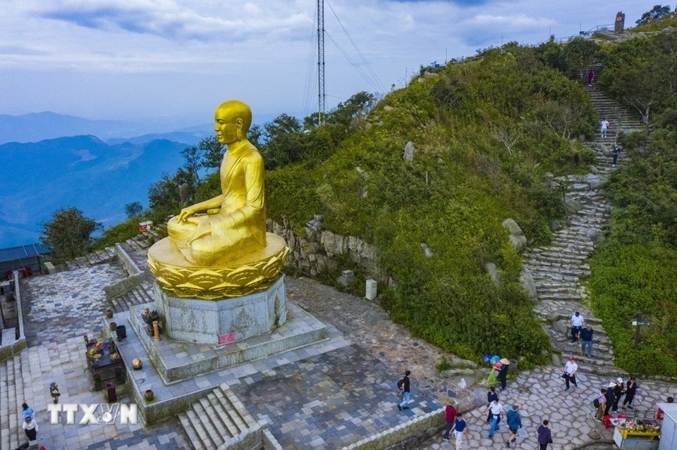 Tượng Phật Hoàng Trần Nhân Tông được đúc bằng đồng nguyên khối, cao 15m, nặng 138 tấn, tọa lạc trên đỉnh An Kỳ Sinh (Yên Tử, Quảng Ninh) có độ cao 900m so với mặt nước biển.