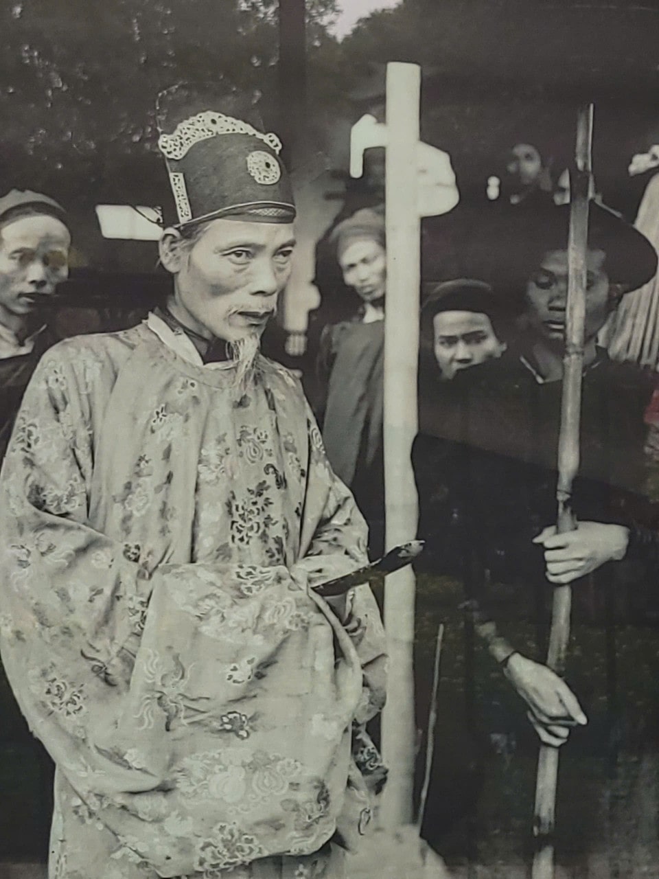 Hình ảnh ông Trần Sĩ Trác, một quan giám thi. Bức ảnh được nhiều khách tham quan nhận ra vì là một trong những hình được lan truyền rộng rãi, phổ biến nhiều nhất trong các diễn đàn về lịch sử. (Ảnh tư liệu)