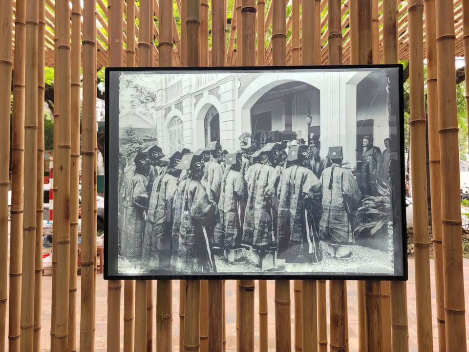 Dưới sự ảnh hưởng của người Pháp, kể từ 1898, Toàn quyền Đông Dương Paul Doumer ký quyết định thành lập hệ thống các bài kiểm tra bổ sung gồm tiếng Pháp và chữ Quốc ngữ. Ngoài việc thông thạo Hán văn, thí sinh còn phải dịch văn bản từ tiếng Pháp sang tiếng Việt và trả lời các câu hỏi về chính trị, hành chính, khoa học, địa lý, lịch sử – những môn học thuộc hệ thống giáo dục phương Tây. Trong ảnh là các cử nhân làm lễ bái tạ quan Tổng đốc tại Tòa Công sứ. (Ảnh tư liệu)