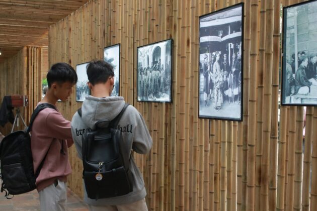 "Việc thay thế chữ H&aacute;n bằng chữ Quốc ngữ v&agrave; tiếng Ph&aacute;p, c&ugrave;ng với sự chấm dứt c&aacute;c kỳ thi Nho học, đ&atilde; l&agrave;m thay đổi s&acirc;u sắc diện mạo gi&aacute;o dục Việt Nam, k&eacute;o theo những chuyển biến lớn trong cấu tr&uacute;c x&atilde; hội v&agrave; đời sống văn h&oacute;a d&acirc;n tộc. Từ đầu thế kỷ XX, Việt Nam bước sang một giai đoạn gi&aacute;o dục theo m&ocirc; h&igrave;nh phương T&acirc;y, đặt nền m&oacute;ng cho nhiều thay đổi về tư tưởng v&agrave; nhận thức trong x&atilde; hội," Tiến sỹ Đỗ Thị Hương Thảo nhận định. (Ảnh: Minh Anh/Vietnam+)