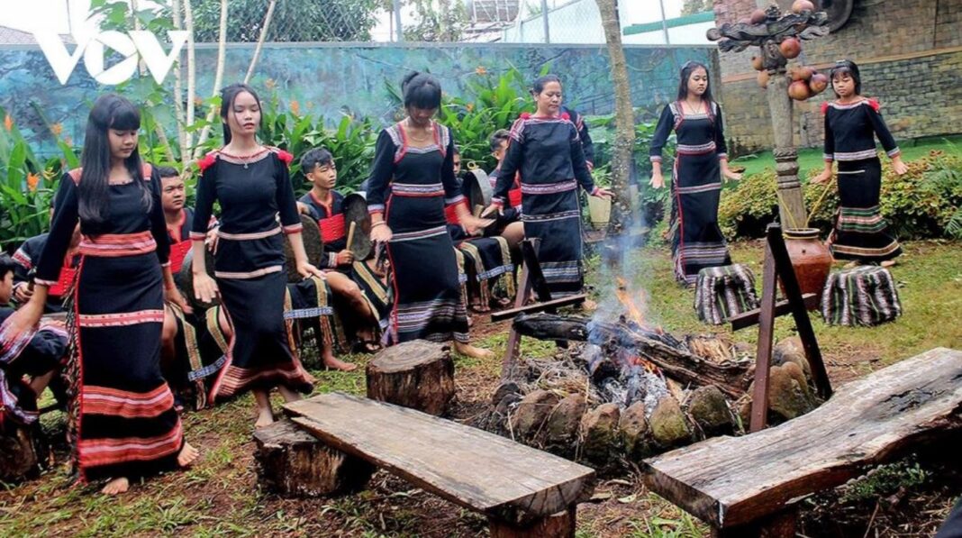 Độc đáo điệu múa chim đại bàng mời gọi thần linh của người Ê Đê