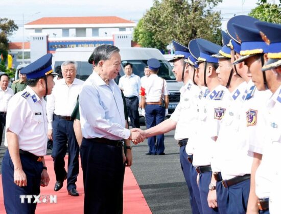 Tổng B&iacute; thư T&ocirc; L&acirc;m với c&aacute;c đại biểu Bộ Tư lệnh V&ugrave;ng Cảnh s&aacute;t Biển 4.