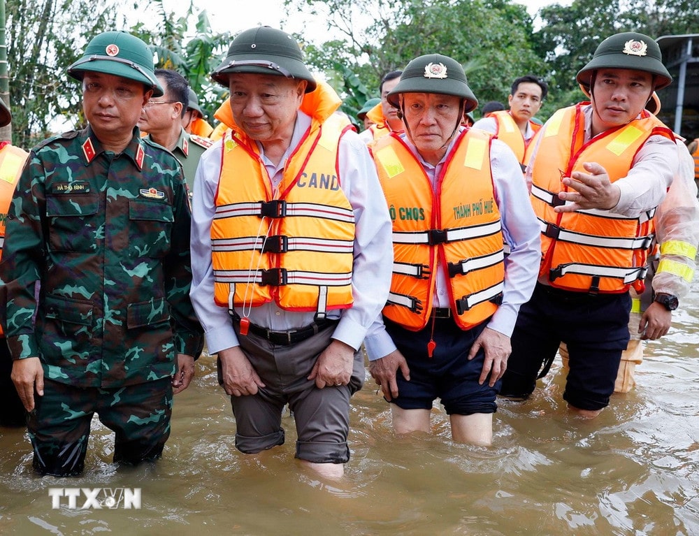 Tổng Bí thư Tô Lâm thăm người dân bị ảnh hưởng do mưa, lũ tại thành phố Huế Tổng Bí thư Tô Lâm thăm người dân bị ảnh hưởng do mưa, lũ tại thành phố Huế