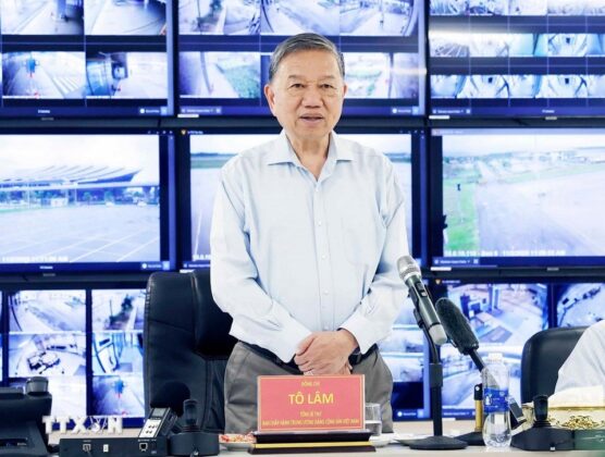 Tổng B&iacute; thư T&ocirc; L&acirc;m ph&aacute;t biểu tại cuộc l&agrave;m việc với l&atilde;nh đạo Th&agrave;nh phố Huế.