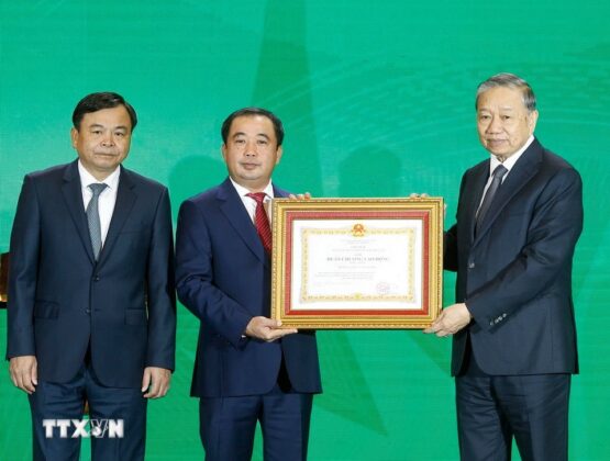 Tổng B&iacute; thư T&ocirc; L&acirc;m trao Hu&acirc;n chương Lao động hạng Nhất tặng ng&agrave;nh N&ocirc;ng nghiệp v&agrave; M&ocirc;i trường.