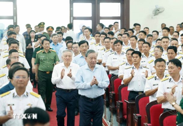 Tổng B&iacute; thư T&ocirc; L&acirc;m đến thăm, l&agrave;m việc với V&ugrave;ng 5 Hải qu&acirc;n.