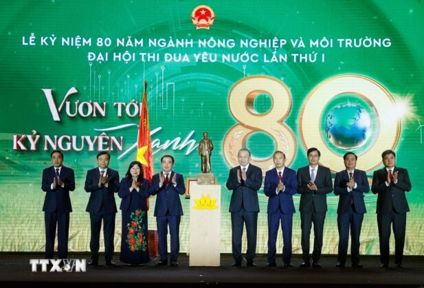Tổng B&iacute; thư T&ocirc; L&acirc;m tặng bức tượng Chủ tịch Hồ Ch&iacute; Minh cho ng&agrave;nh N&ocirc;ng nghiệp v&agrave; M&ocirc;i trường.