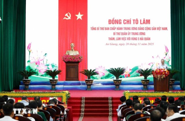 Tổng B&iacute; thư T&ocirc; L&acirc;m ph&aacute;t biểu.