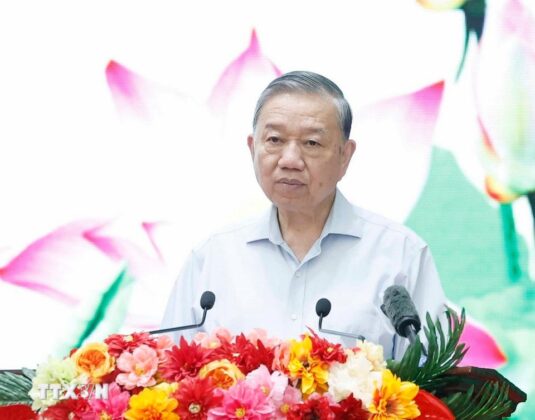 Tổng B&iacute; thư T&ocirc; L&acirc;m ph&aacute;t biểu.