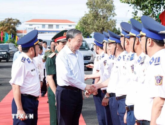 Tổng B&iacute; thư T&ocirc; L&acirc;m với c&aacute;c đại biểu Bộ Tư lệnh V&ugrave;ng Cảnh s&aacute;t Biển 4.