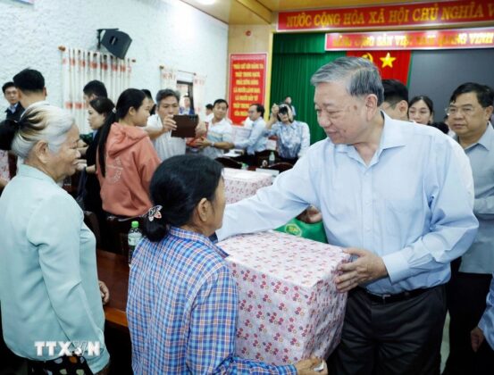 Tổng B&iacute; thư T&ocirc; L&acirc;m thăm hỏi v&agrave; tặng qu&agrave; cho nh&acirc;n d&acirc;n x&atilde; Quảng Điền, th&agrave;nh phố Huế.