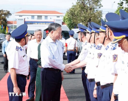 Tổng B&iacute; thư T&ocirc; L&acirc;m với c&aacute;c đại biểu Bộ Tư lệnh V&ugrave;ng Cảnh s&aacute;t Biển 4.