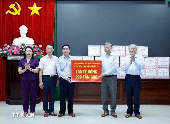 Tổng B&iacute; thư T&ocirc; L&acirc;m thay mặt l&atilde;nh đạo Đảng, Nh&agrave; nước, Ch&iacute;nh phủ trao hỗ trợ số tiền 100 tỷ v&agrave; 200 tấn gạo hỗ trợ, khắc phục hậu quả b&atilde;o, lũ cho th&agrave;nh phố Huế.