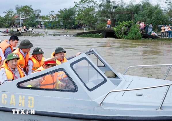 Tổng B&iacute; thư T&ocirc; L&acirc;m đến v&ugrave;ng bị chia cắt do mưa lũ tại th&ocirc;n Khu&ocirc;ng Ph&ograve; Đ&ocirc;ng, x&atilde; Quảng Điền, Th&agrave;nh phố Huế.