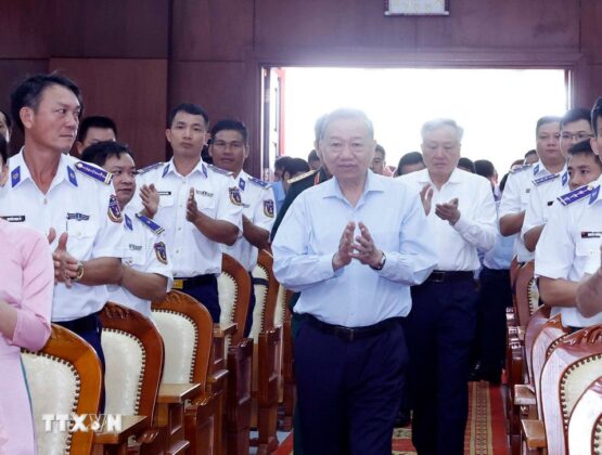 Tổng B&iacute; thư T&ocirc; L&acirc;m thăm, l&agrave;m việc tại Bộ Tư lệnh V&ugrave;ng Cảnh s&aacute;t Biển 4.