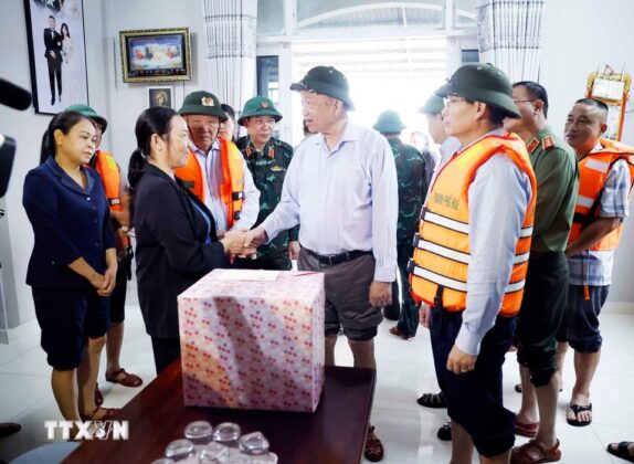 Tổng B&iacute; thư T&ocirc; L&acirc;m thăm hỏi v&agrave; tặng qu&agrave; người d&acirc;n v&ugrave;ng bị chia cắt do mưa lũ tại th&ocirc;n Khu&ocirc;ng Ph&ograve; Đ&ocirc;ng, x&atilde; Quảng Điền, Th&agrave;nh phố Huế.
