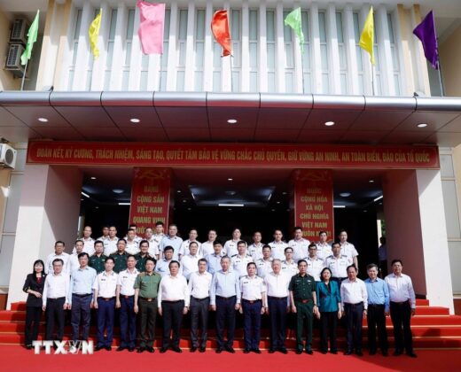 Tổng B&iacute; thư T&ocirc; L&acirc;m với c&aacute;c đại biểu tại Bộ Tư lệnh V&ugrave;ng Cảnh s&aacute;t Biển 4.