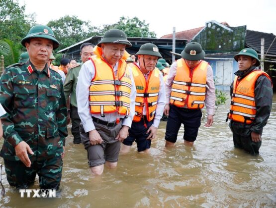 Tổng B&iacute; thư T&ocirc; L&acirc;m đến khu vực bị chia cắt do mưa lũ tại th&ocirc;n Khu&ocirc;ng Ph&ograve; Đ&ocirc;ng, x&atilde; Quảng Điền, Th&agrave;nh phố Huế.