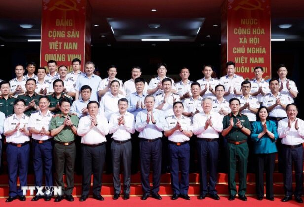 Tổng B&iacute; thư T&ocirc; L&acirc;m với c&aacute;c đại biểu tại Bộ Tư lệnh V&ugrave;ng Cảnh s&aacute;t Biển 4.