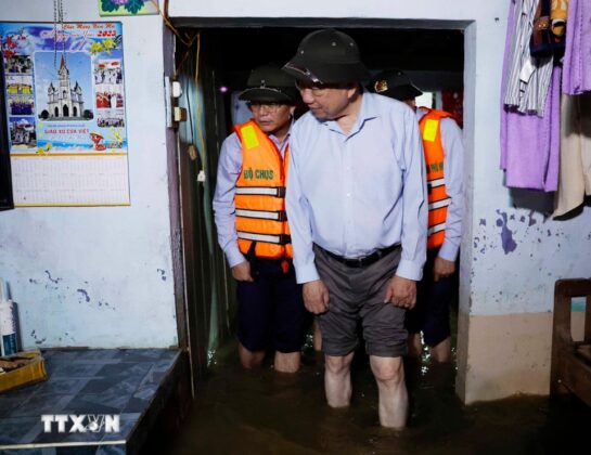 Tổng B&iacute; thư T&ocirc; L&acirc;m đến khu vực bị chia cắt do mưa lũ tại th&ocirc;n Khu&ocirc;ng Ph&ograve; Đ&ocirc;ng, x&atilde; Quảng Điền, Th&agrave;nh phố Huế.