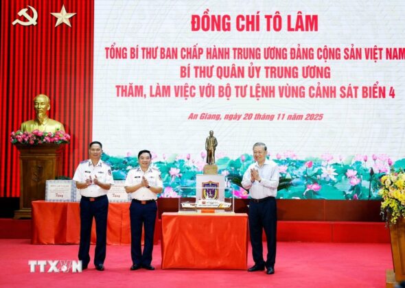 Tổng B&iacute; thư T&ocirc; L&acirc;m tặng bức tượng Chủ tịch Hồ Ch&iacute; Minh cho Bộ Tư lệnh V&ugrave;ng Cảnh s&aacute;t Biển 4.