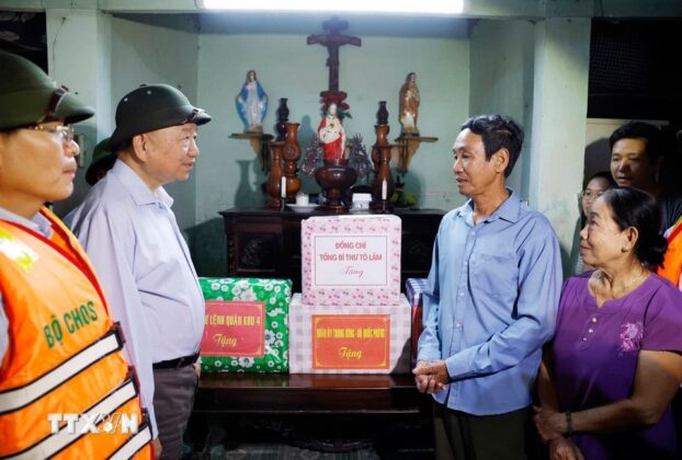 Tổng B&iacute; thư T&ocirc; L&acirc;m thăm hỏi v&agrave; tặng qu&agrave; cho người d&acirc;n v&ugrave;ng bị chia cắt do mưa lũ tại th&ocirc;n Khu&ocirc;ng Ph&ograve; Đ&ocirc;ng, x&atilde; Quảng Điền, Th&agrave;nh phố Huế.