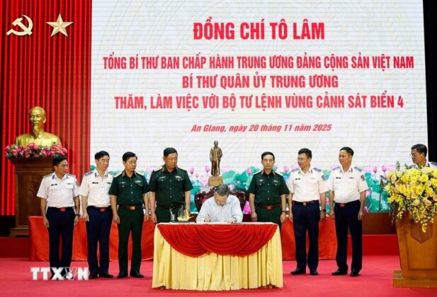 Tổng B&iacute; thư T&ocirc; L&acirc;m ghi lưu b&uacute;t tại Bộ Tư lệnh V&ugrave;ng Cảnh s&aacute;t Biển 4.
