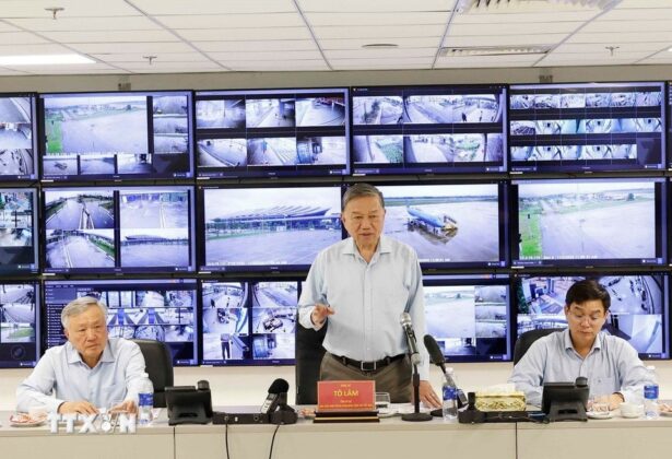 Tổng B&iacute; thư T&ocirc; L&acirc;m ph&aacute;t biểu tại cuộc l&agrave;m việc với l&atilde;nh đạo Th&agrave;nh phố Huế.