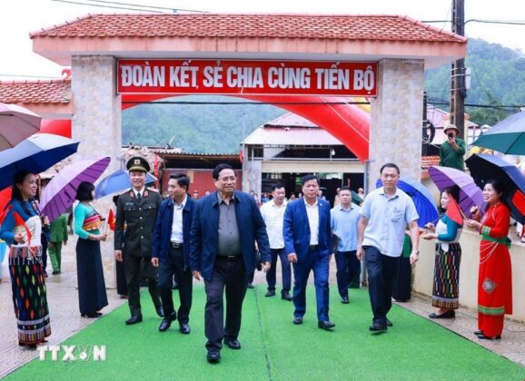 Thủ tướng Phạm Minh Ch&iacute;nh đến dự Lễ khởi c&ocirc;ng tại điểm Trường nội tr&uacute; li&ecirc;n cấp Tiểu học v&agrave; Trung học cơ sở x&atilde; Y&ecirc;n Khương, Thanh H&oacute;a.