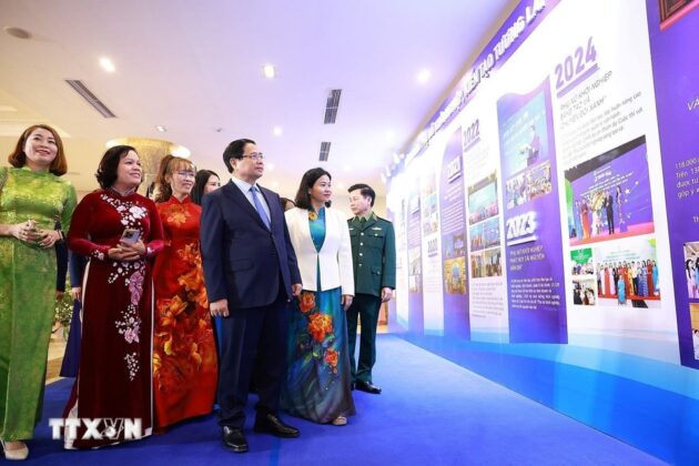 Thủ tướng Phạm Minh Ch&iacute;nh tham quan trưng b&agrave;y về qu&aacute; tr&igrave;nh ph&aacute;t triển Đề &aacute;n &ldquo;Hỗ trợ phụ nữ khởi nghiệp giai đoạn 2017-2025."