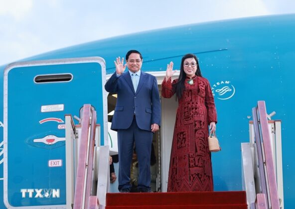 Thủ tướng Phạm Minh Ch&iacute;nh v&agrave; Phu nh&acirc;n tại s&acirc;n bay quốc tế Houari Boumediene, thủ đ&ocirc; Alger, bắt đầu chuyến thăm ch&iacute;nh thức Algeria.