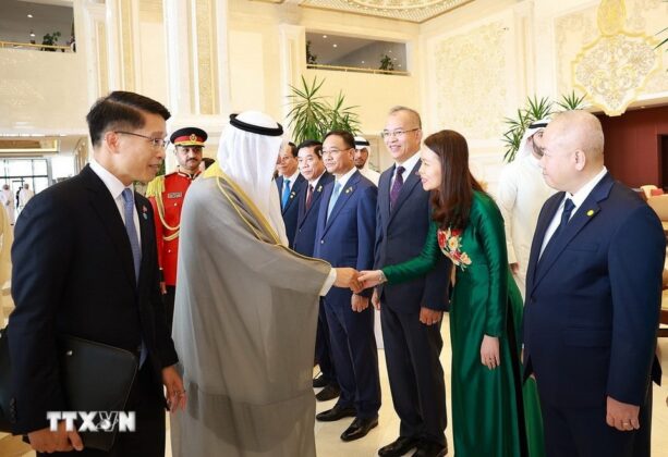 Thủ tướng Nh&agrave; nước Kuwait Sheikh Ahmad Abdullah Al-Ahmad Al Sabah với c&aacute;c th&agrave;nh vi&ecirc;n đo&agrave;n Việt Nam.