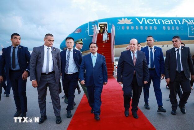 Thủ tướng Cộng h&ograve;a Algeria D&acirc;n chủ Nh&acirc;n d&acirc;n Sifi Ghrieb đ&oacute;n Thủ tướng Phạm Minh Ch&iacute;nh tại s&acirc;n bay quốc tế Houari Boumediene.