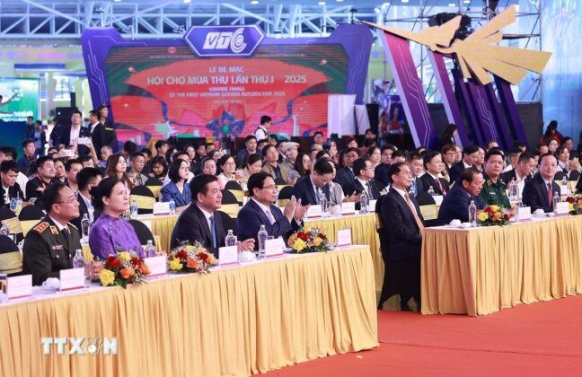 Thủ tướng Phạm Minh Ch&iacute;nh v&agrave; c&aacute;c đại biểu dự Lễ bế mạc Hội chợ M&ugrave;a Thu lần thứ nhất - năm 2025.