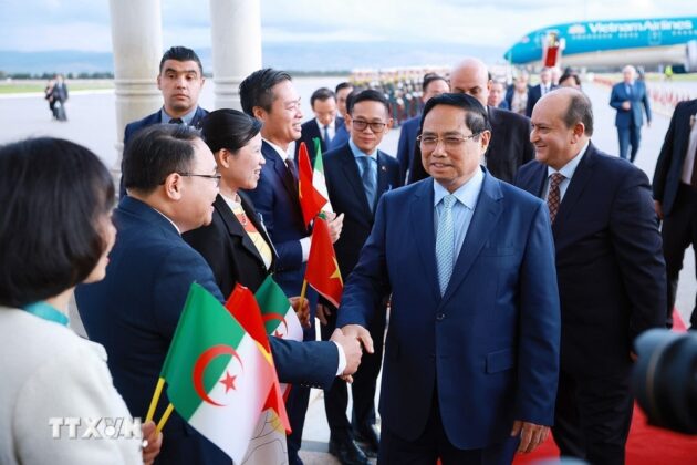 C&aacute;n bộ, nh&acirc;n vi&ecirc;n Đại sứ qu&aacute;n v&agrave; cộng đồng người Việt Nam tại Algeria ch&agrave;o đ&oacute;n Thủ tướng Phạm Minh Ch&iacute;nh v&agrave; Thủ tướng Algeria Sifi Ghrieb.