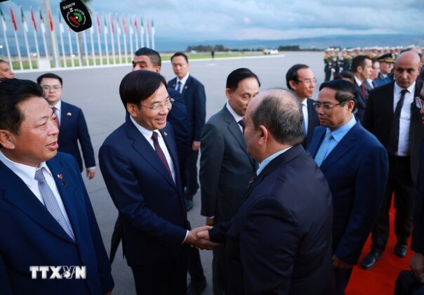 Thủ tướng Phạm Minh Ch&iacute;nh giới thiệu với Thủ tướng Algeria Sifi Ghrieb đo&agrave;n đại biểu Việt Nam.