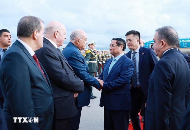Thủ tướng Algeria Sifi Ghrieb giới thiệu với Thủ tướng Phạm Minh Ch&iacute;nh th&agrave;nh vi&ecirc;n đo&agrave;n đại biểu Algeria.