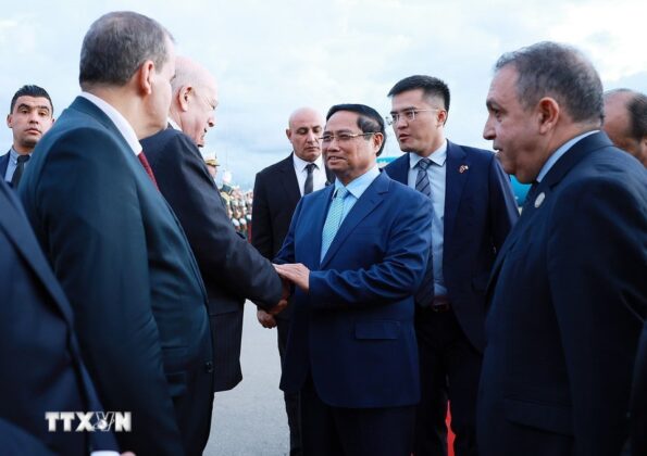 Thủ tướng Algeria Sifi Ghrieb giới thiệu với Thủ tướng Phạm Minh Ch&iacute;nh th&agrave;nh vi&ecirc;n đo&agrave;n đại biểu Algeria.