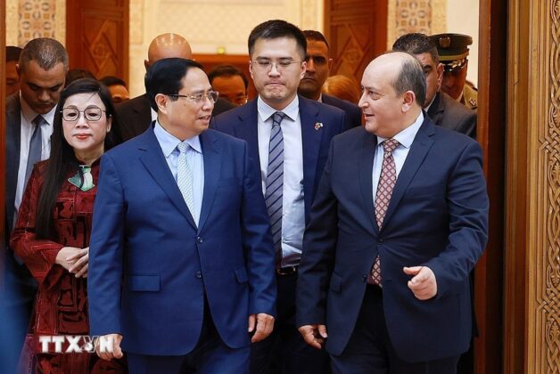Thủ tướng Cộng h&ograve;a Algeria D&acirc;n chủ Nh&acirc;n d&acirc;n Sifi Ghrieb đ&oacute;n Thủ tướng Phạm Minh Ch&iacute;nh v&agrave; Phu nh&acirc;n.