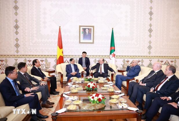 Thủ tướng Cộng h&ograve;a Algeria D&acirc;n chủ Nh&acirc;n d&acirc;n Sifi Ghrieb đ&oacute;n Thủ tướng Phạm Minh Ch&iacute;nh v&agrave; Phu nh&acirc;n.