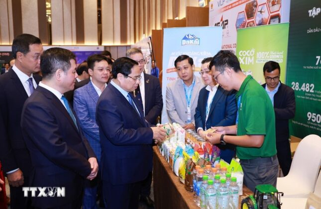 Thủ tướng Phạm Minh Ch&iacute;nh tham quan trưng b&agrave;y sản phẩm n&ocirc;ng nghiệp, hậu cần, dịch vụ tại Diễn đ&agrave;n Logistics Việt Nam năm 2025.