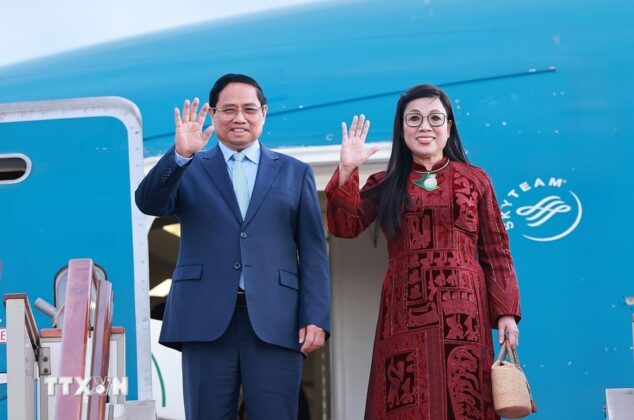 Thủ tướng Phạm Minh Ch&iacute;nh v&agrave; Phu nh&acirc;n tại s&acirc;n bay quốc tế Houari Boumediene, thủ đ&ocirc; Alger, bắt đầu chuyến thăm ch&iacute;nh thức Algeria.