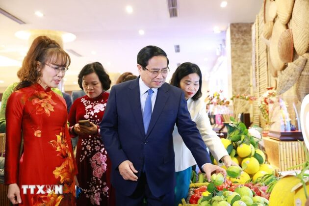 Thủ tướng Phạm Minh Ch&iacute;nh tham quan trưng b&agrave;y sản phẩm n&ocirc;ng nghiệp, thủ c&ocirc;ng mỹ nghệ của c&aacute;c doanh nghiệp do phụ nữ khởi nghiệp.