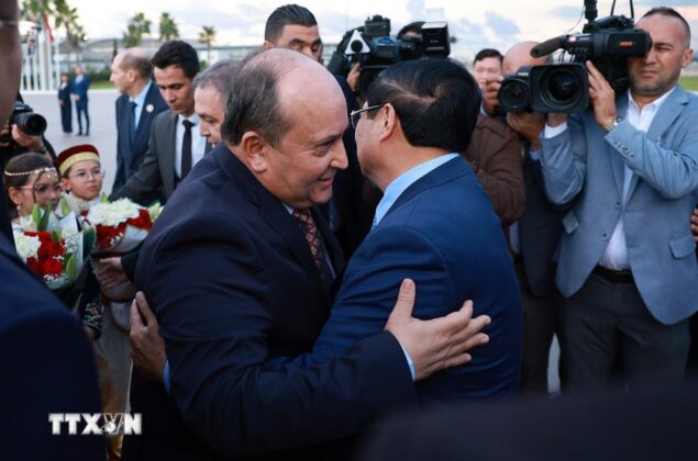 Thủ tướng Cộng h&ograve;a Algeria D&acirc;n chủ Nh&acirc;n d&acirc;n Sifi Ghrieb đ&oacute;n Thủ tướng Phạm Minh Ch&iacute;nh v&agrave; Phu nh&acirc;n.