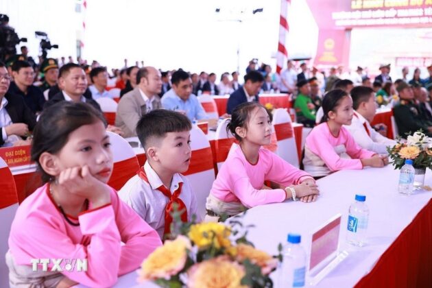Học sinh x&atilde; Y&ecirc;n Khương c&ugrave;ng tham dự Lễ khởi c&ocirc;ng.