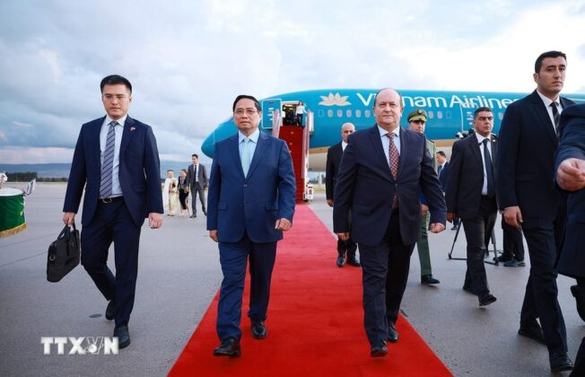 Thủ tướng Cộng h&ograve;a Algeria D&acirc;n chủ Nh&acirc;n d&acirc;n Sifi Ghrieb đ&oacute;n Thủ tướng Phạm Minh Ch&iacute;nh.