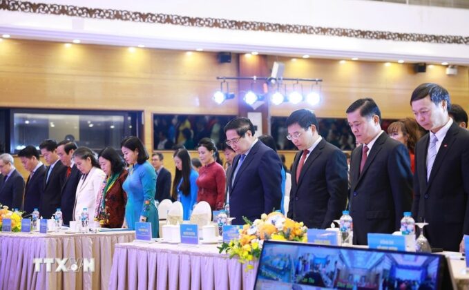Thủ tướng Phạm Minh Ch&iacute;nh v&agrave; c&aacute;c đại biểu dự Hội nghị tưởng niệm đồng b&agrave;o thiệt mạng do b&atilde;o lũ.