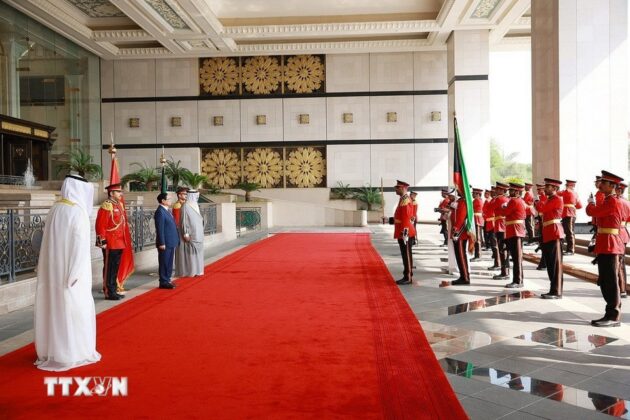 Thủ tướng Phạm Minh Ch&iacute;nh v&agrave; Thủ tướng Nh&agrave; nước Kuwait Sheikh Ahmad Abdullah Al-Ahmad Al Sabah duyệt đội danh dự.